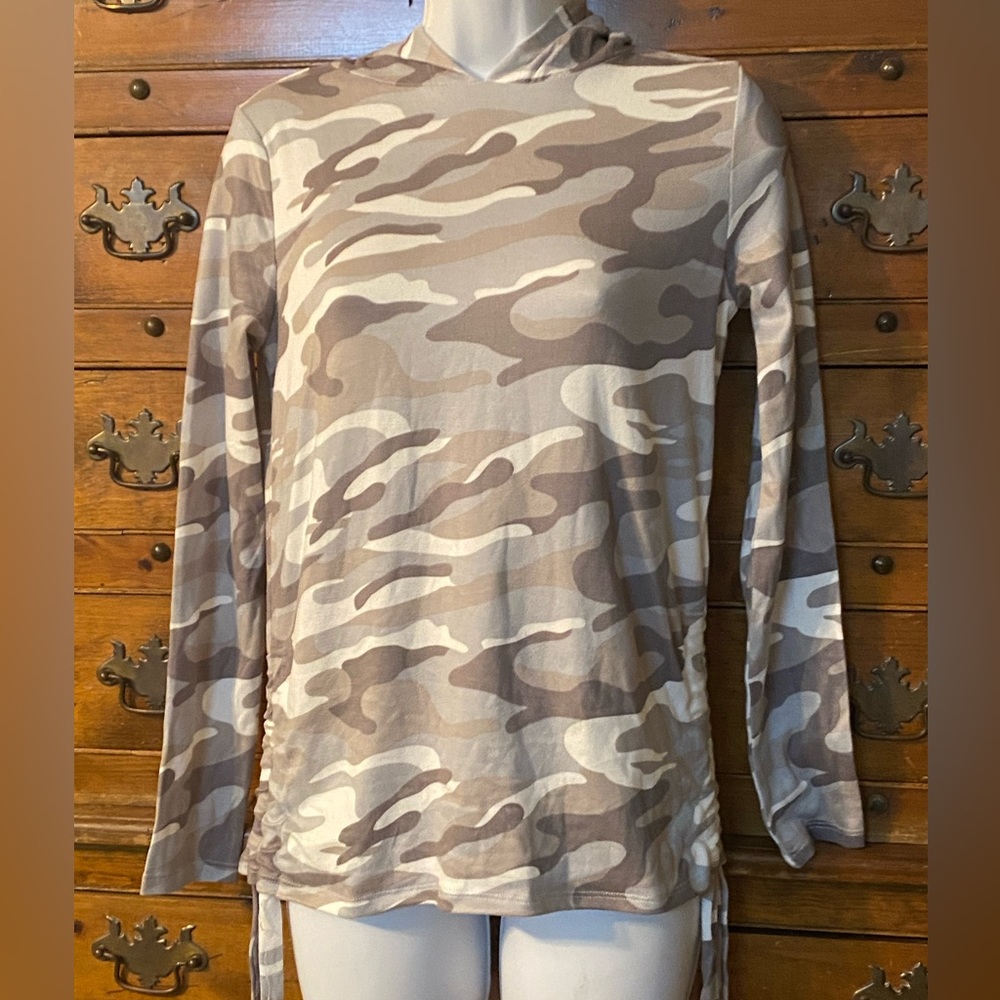 Woman’s Active Hoodie Top Size M Derek Heart New With Tags FINAL MARKDOWN!!!